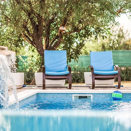 Secluded With Pool And Hot Tub Casa de Férias Lecevica