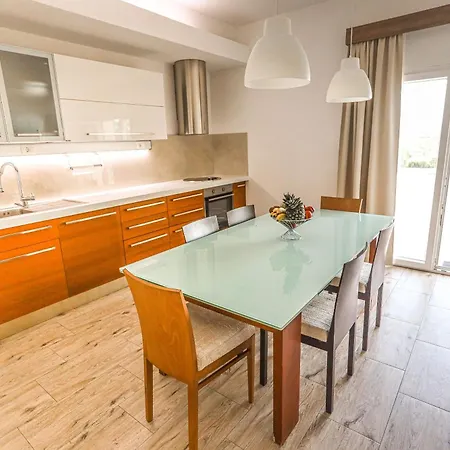 Casa de Férias Secluded With Pool And Hot Tub Lecevica