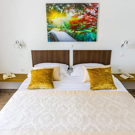 Secluded With Pool And Hot Tub * Lecevica