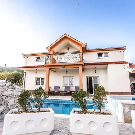 Casa de Férias Secluded With Pool And Hot Tub *