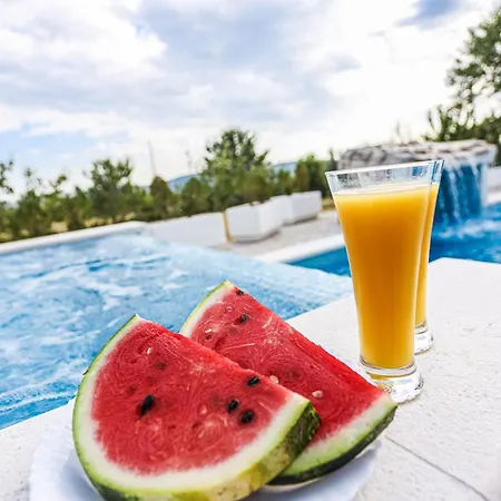 Feriehus Secluded With Pool And Hot Tub Lecevica